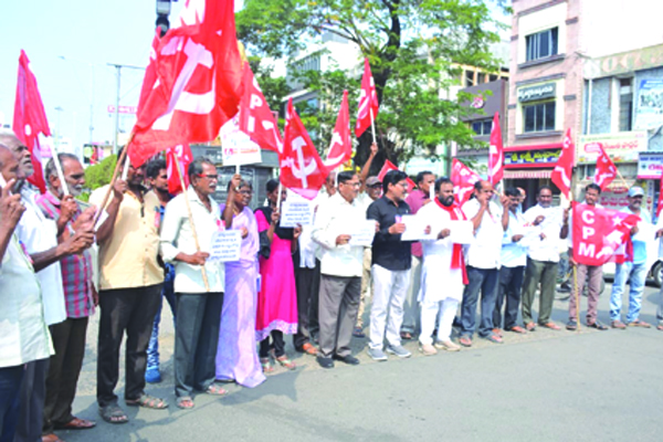 మహేంద్ర మృతికి నిరసనగా ధర్నా