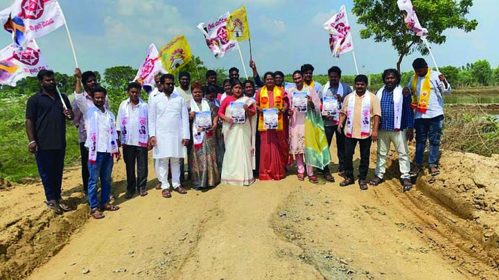 మట్టి అమ్ముకుని గుంతలు మిగిల్చారు