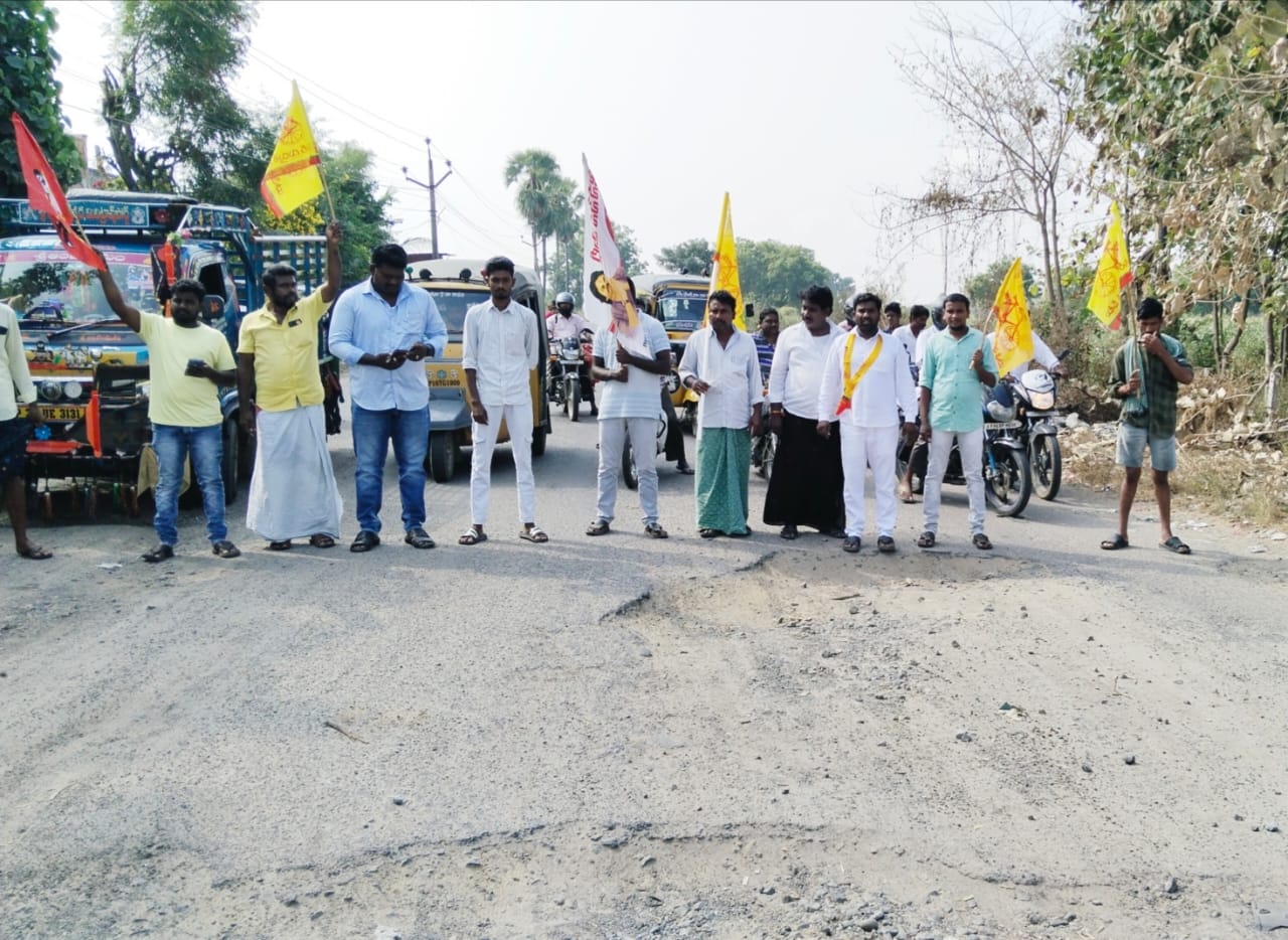 రోడ్ల దుస్థితిపై పలుచోట్ల ఆందోళన, ర్యాలీలు