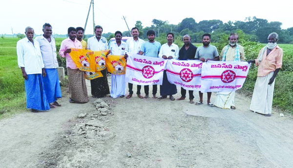 రోడ్ల దుస్థితిపై టీడీపీ, జనసేన ఆందోళన