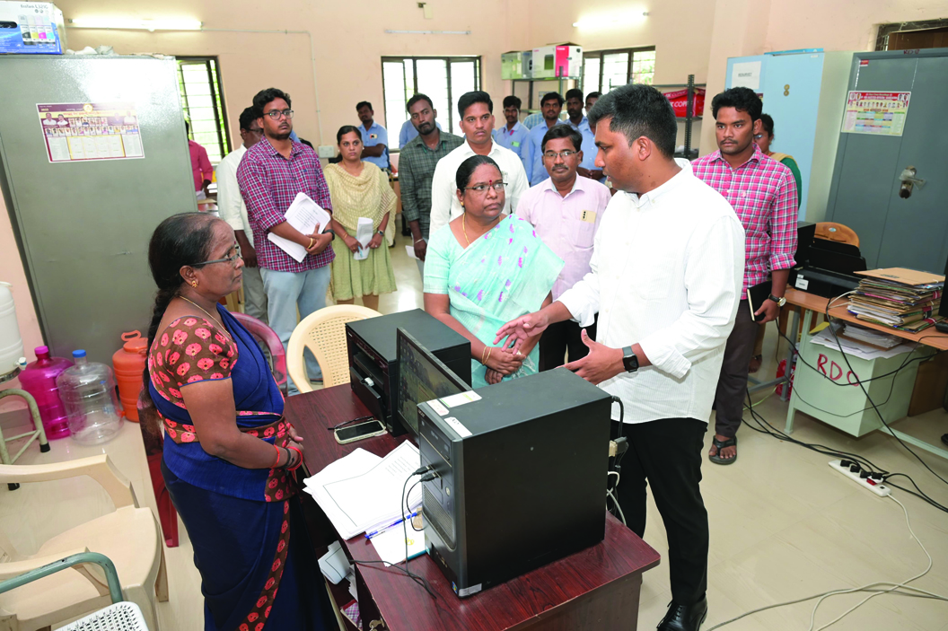 ఓటరు క్లైమ్‌ల పరిష్కారంపై తహశీల్దార్‌ కార్యాలయాన్ని తనిఖీ చేస్తున్న కలెక్టర్‌