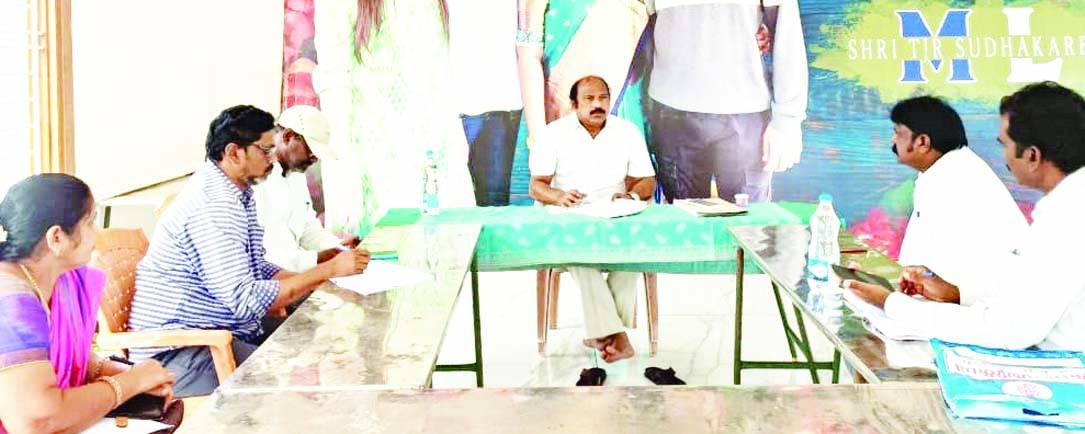 ఉపాధి పనులపై ఎమ్మెల్యే సమీక్ష